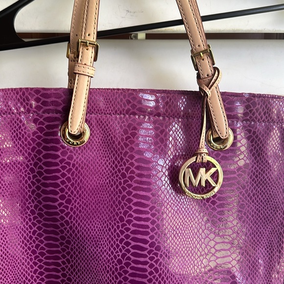 Michael Kors XLarge Jet Set Purple Snakeskin Print Leather Tote Bag. - Picture 2 of 8